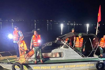 Thuyền chở hai vợ chồng chìm sau va chạm, 1 người tử vong