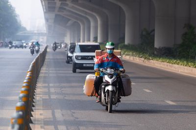 Hà Nội: Đi vào làn ô tô trên đường Phạm Văn Đồng, tài xế xe máy viện đủ lý do với CSGT