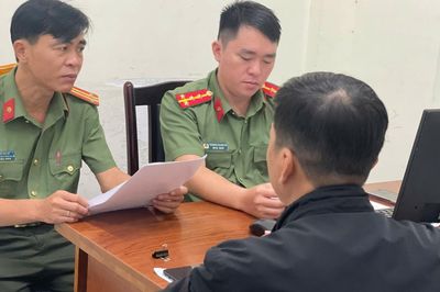 Người đàn ông chuyển các cuộc gọi đòi nợ sang đường dây nóng của công an
