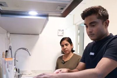 Chàng trai từng sống dưới gầm đường cao tốc, đổi đời ở tuổi 22