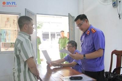 VKSND tối cao: Tống đạt Quyết định tạm đình chỉ chấp hành án phạt tù, trả tự do cho bị án