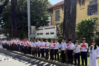Nhân dân TP Hồ Chí Minh cầm hoa cúc trắng tiễn đưa hài cốt các Anh hùng, liệt sỹ về nơi an táng