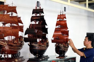 Biến gỗ vụn thành thuyền buồm mỹ nghệ, thu hàng trăm triệu đồng mỗi tháng