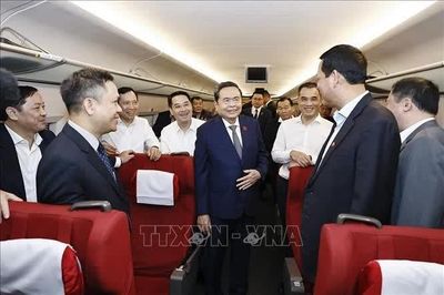 Chủ tịch Quốc hội trải nghiệm tàu cao tốc đến Diên An (Trung Quốc)