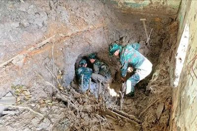 Tìm kiếm, cất bốc 5 hài cốt liệt sĩ tại nghĩa trang tạm Cầu Chữ Y