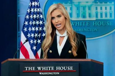 Phát ngôn viên Nhà Trắng của ông Trump bị đặt câu hỏi về bằng cấp luật sư