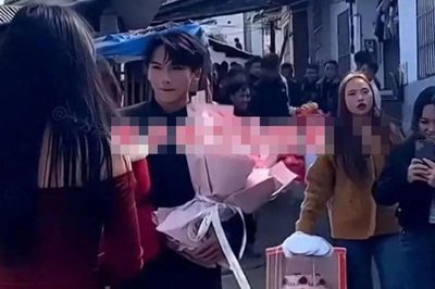 Cô gái yêu cầu chồng sắp cưới quỳ gối giữa lễ đính hôn, phản ứng chàng trai gây chú ý