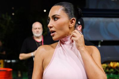 Kim Kardashian phối đồ hồng đồng điệu với túi Hermès xa xỉ
