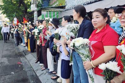 Xúc động những khoảnh khắc người dân TP.HCM chuẩn bị tiễn đưa liệt sĩ ở công viên Lê Thị Riêng