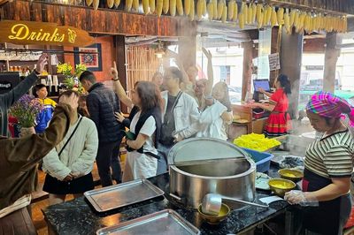 Sa Pa: Phở ngô tráng tay hút khách giữa tiết trời se lạnh