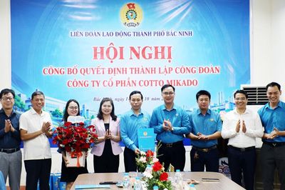 Bắc Ninh: Công bố quyết định thành lập công đoàn cơ sở doanh nghiệp và tặng quà công nhân lao động
