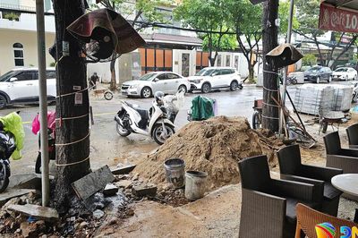 Thi công vỉa hè cầm chừng, gây nguy hiểm cho người dân