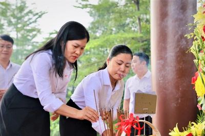 Lãnh đạo Ủy ban Kiểm tra Thành ủy Đà Nẵng dâng hoa, dâng hương tại Bia di tích Ban Kiểm tra Khu ủy Khu V