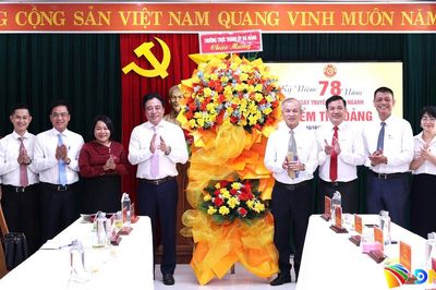Phó Bí thư Thường trực Thành ủy Nguyễn Khắc Toàn thăm, chúc mừng các ngày truyền thống ngành Kiểm tra Đảng, công tác Dân vận của Đảng