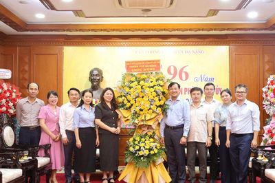 Lãnh đạo Mặt trận thành phố thăm, chúc mừng Văn phòng Thành ủy và Ban Tổ chức Thành ủy
