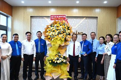 Lãnh đạo thành phố thăm, chúc mừng Hội Nông dân và Hội Liên hiệp Thanh niên thành phố