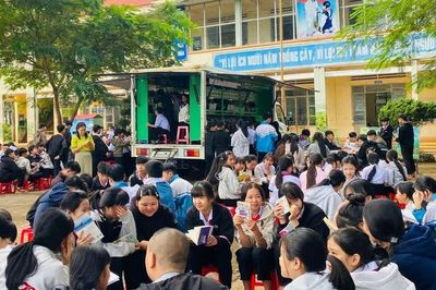 Xe thư viện lưu động phục vụ gần 700 học sinh xã Chư Păh