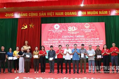 Hội Chữ thập đỏ tỉnh trao vốn hỗ trợ sinh kế trị giá 100 triệu đồng cho các hộ dân tại xã Vạn Linh