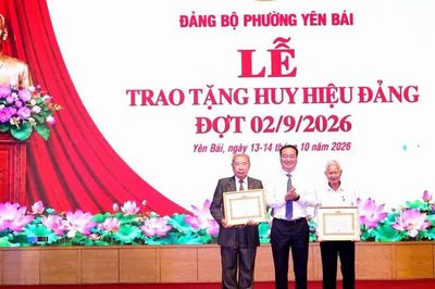 Phường Yên Bái: 731 đảng viên được tặng, truy tặng Huy hiệu Đảng đợt 2/9