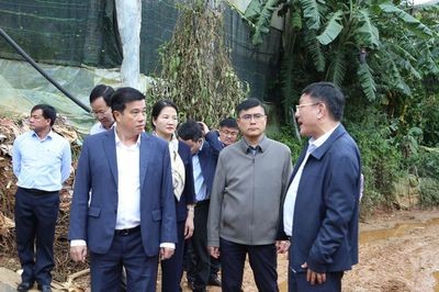 Bí thư Tỉnh ủy Lâm Đồng Y Thanh Hà Niê Kđăm thăm người dân bị thiệt hại do mưa lũ tại Lang Biang - Đà Lạt