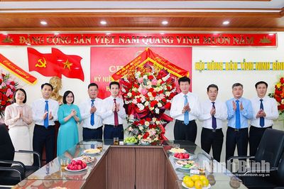 Đồng chí Bí thư Tỉnh ủy Trần Huy Tuấn thăm, chúc mừng Hội Nông dân tỉnh nhân kỷ niệm 96 năm Ngày thành lập Hội Nông dân Việt Nam
