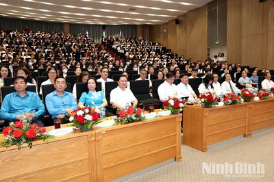 Đồng chí Chủ tịch Tổng Liên đoàn Lao động Việt Nam Nguyễn Anh Tuấn thăm, động viên đoàn viên, người lao động tại Bệnh viện Bạch Mai cơ sở Ninh Bình