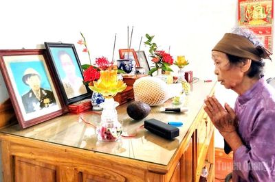 Lòng mẹ chờ mong con về