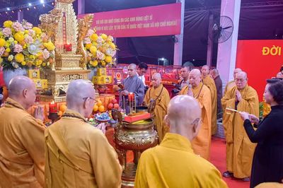 Phật giáo TP.HCM cử hành Lễ cầu nguyện anh linh các liệt sĩ tại Công viên Lê Thị Riêng trước giờ truy điệu