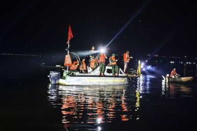 Thuyền đánh cá của cặp vợ chồng chìm trên đầm phá Tam Giang, người chồng tử vong