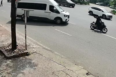 Ô tô bất ngờ đánh lái quay đầu, hất văng người đi xe máy