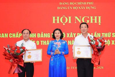 Bộ trưởng Trần Hồng Minh nhận Kỷ niệm chương 'Vì sự nghiệp công tác tổ chức xây dựng Đảng'