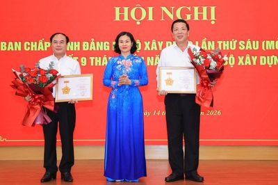 Bộ trưởng Trần Hồng Minh nhận Kỷ niệm chương 'Vì sự nghiệp công tác tổ chức xây dựng Đảng'