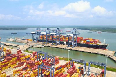 Đề xuất đăng ký tuyến vận tải container quốc tế, tăng bảo hộ vận tải biển nội địa