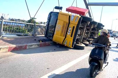 Hải Phòng: Xe chuyên dụng lật nghiêng khi kiểm tra cầu Niệm, nhiều hạng mục bị hư hỏng
