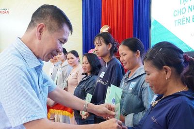 BHXH thành phố Đà Nẵng trao tặng sổ BHXH cho các hộ nghèo xã Sông Vàng