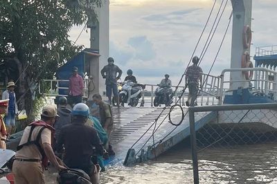 Vĩnh Long: Cảnh sát đường thủy tăng cường hỗ trợ người dân trong mùa triều cường