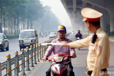 Ngăn chặn tình trạng xe máy 'tranh làn' ô tô trên đường Phạm Văn Đồng
