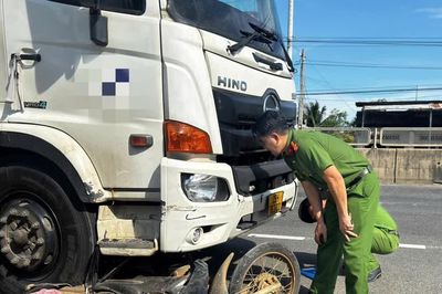 Bị xe tải kéo lê gần 80m sau va chạm, người đi xe máy tử vong