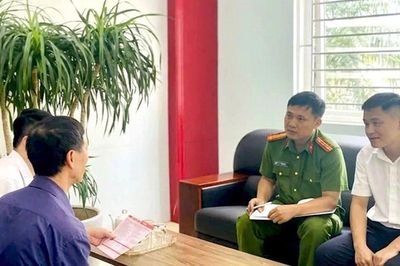 Khách rút 1,5 tỷ đồng tiền tiết kiệm, nhân viên ngân hàng lập tức báo công an
