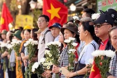 Người dân đứng kín hai bên đường tiễn đưa các liệt sĩ về nơi an nghỉ tại Nghĩa trang liệt sĩ TPHCM