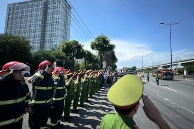 Đoàn xe nghi lễ chở hài cốt các liệt sỹ về an táng tại Nghĩa trang liệt sỹ Thành phố
