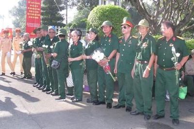 Đông đảo cựu chiến binh, người dân có mặt tại Nghĩa trang liệt sỹ TPHCM để viếng các liệt sỹ