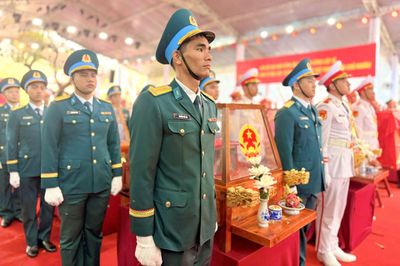 Phút tiễn đưa 731 hài cốt liệt sĩ quy tập tại CV Lê Thị Riêng về nơi an nghỉ