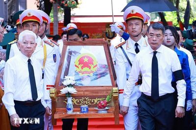 Thủ tướng Lê Minh Hưng dự lễ viếng, truy điệu 731 liệt sĩ tại Công viên Lê Thị Riêng