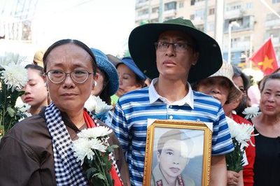 Hàng nghìn người dân TP Hồ Chí Minh tiễn đưa các liệt sĩ về nơi an nghỉ cuối cùng