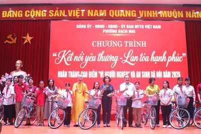 Phường Bạch Mai tiếp nhận hơn 800 triệu đồng ủng hộ người nghèo