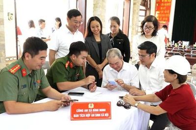 Xã Bình Minh: 'Cầm tay chỉ việc', đưa kỹ năng số đến từng người dân
