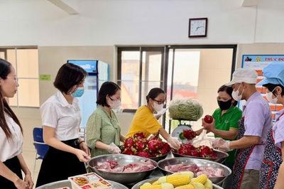 Kiểm tra đột xuất công tác bảo đảm an toàn thực phẩm trường học tại phường Phúc Lợi