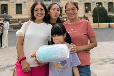 Mẹ chồng, mẹ ruột Lê Phương trẻ đẹp ở tuổi xế chiều