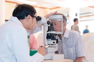 Sai lầm khi chờ đục thủy tinh thể 'chín muồi' mới mổ